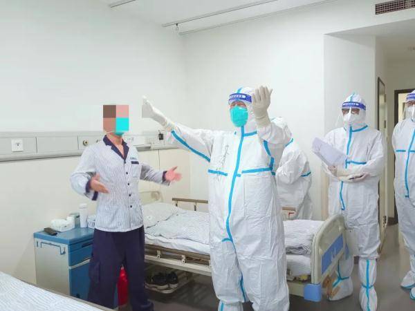 群像|中国医师节：他们用忙碌的坚守 绘就抗疫最美群像