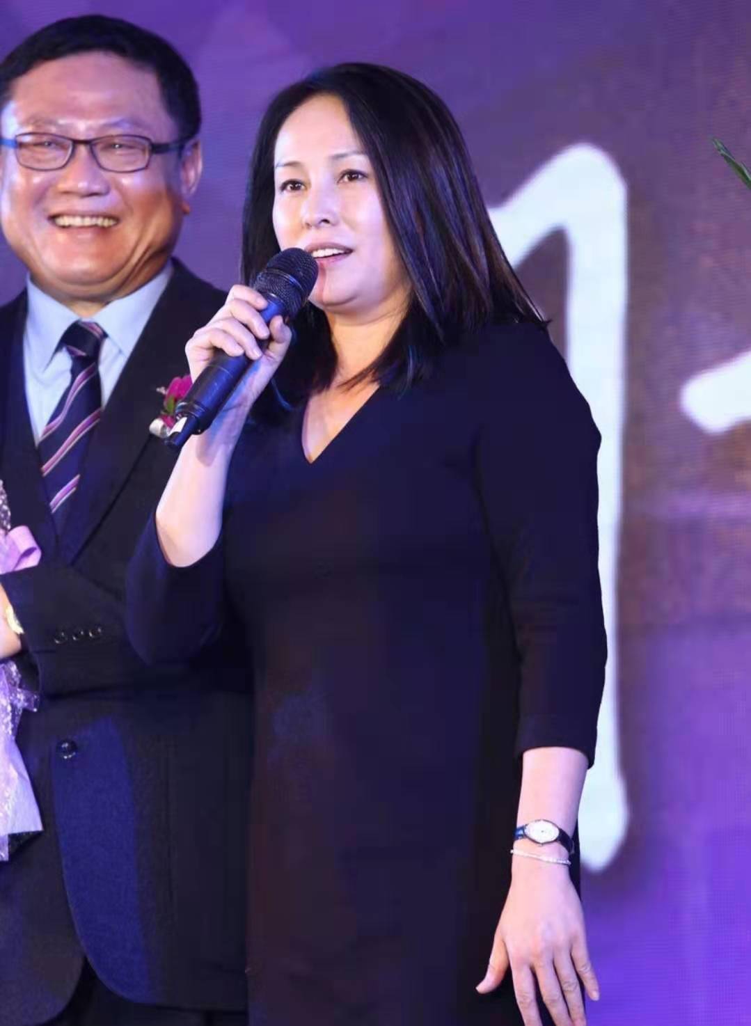 遭疑似女友曝出轨61岁何家劲被斥脚踏两船称其牺牲了17年青春