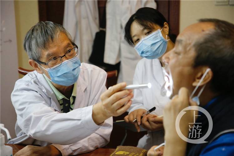 致敬医师张西俭为了传承手写100万字