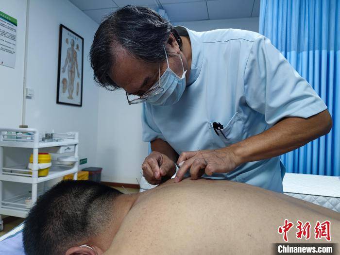 交流|六旬日本归侨回成都开诊所：中医针灸需要国际间交流合作