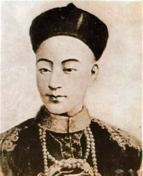 北洋水师提督丁汝昌，以身殉国棺材被加三道铁链，15年后才下葬_李鸿章