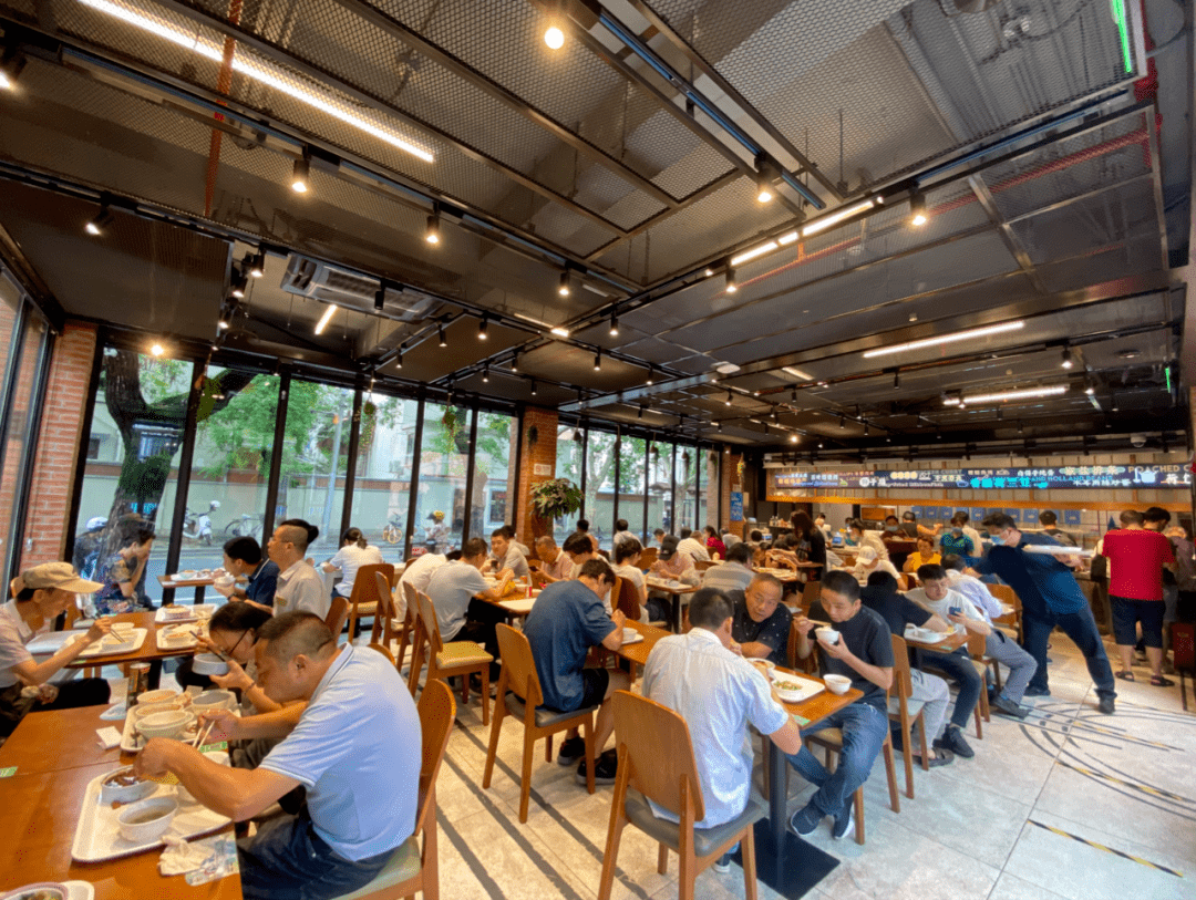 先来说说这个一进门就能看到的,也是人气最旺的邻里餐厅天平邻里汇总