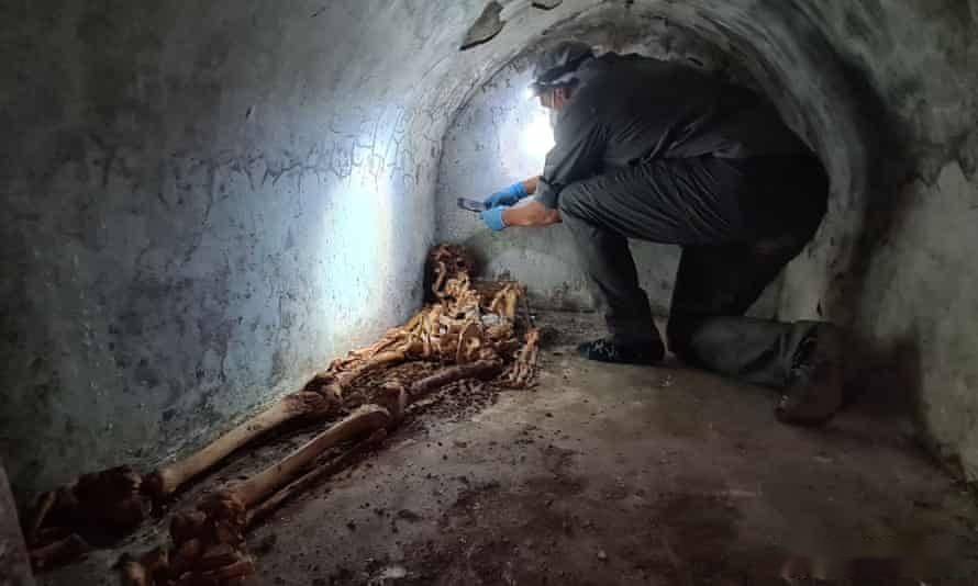 庞贝古城发现史上保存最完好的人类遗骸白头发和耳朵清晰可见