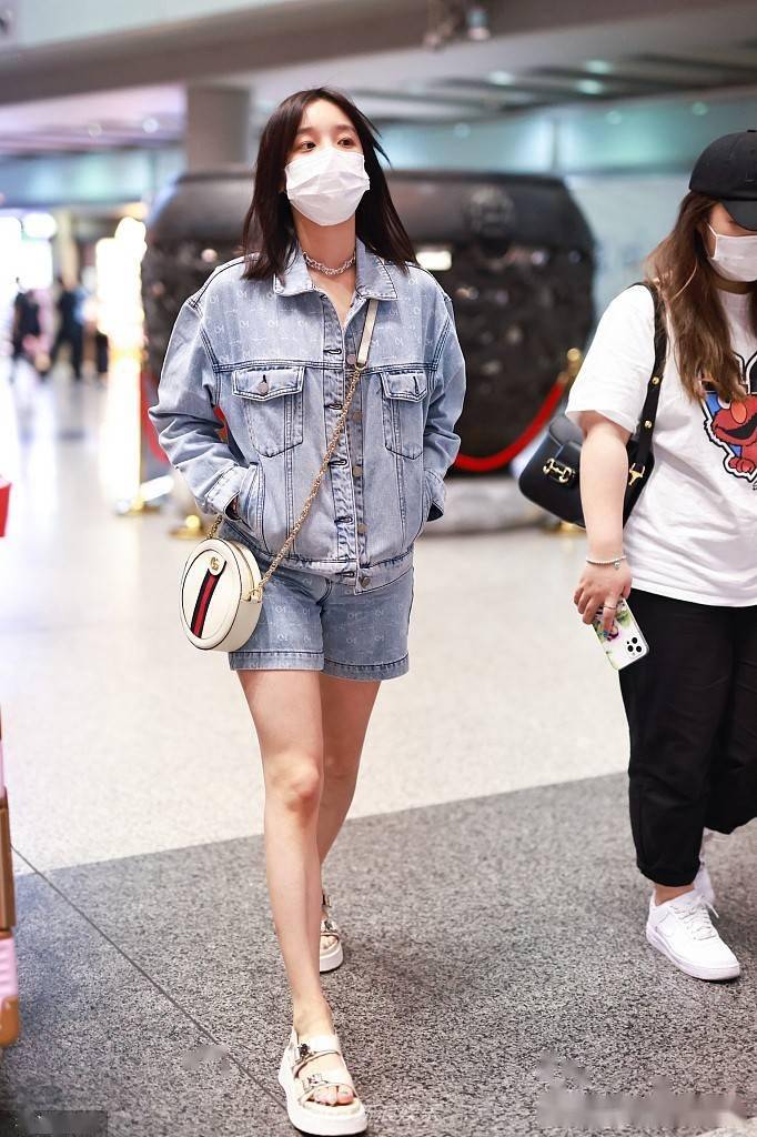 宋雨琦牛仔套装秀美腿双手插兜似小学生元气可爱