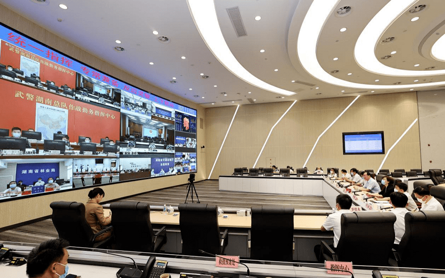 会前,毛伟明一行走进省应急指挥中心,详细了解该平台运行情况,并与