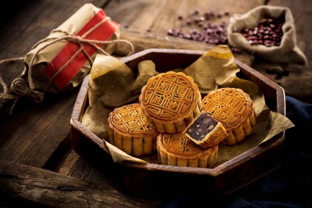 炳胜的粒粒豆沙水晶月饼,口碑一直极好.