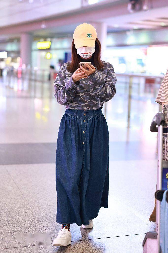 Not|刘芸穿迷彩T恤牛仔半裙 头戴棒球帽温婉文艺