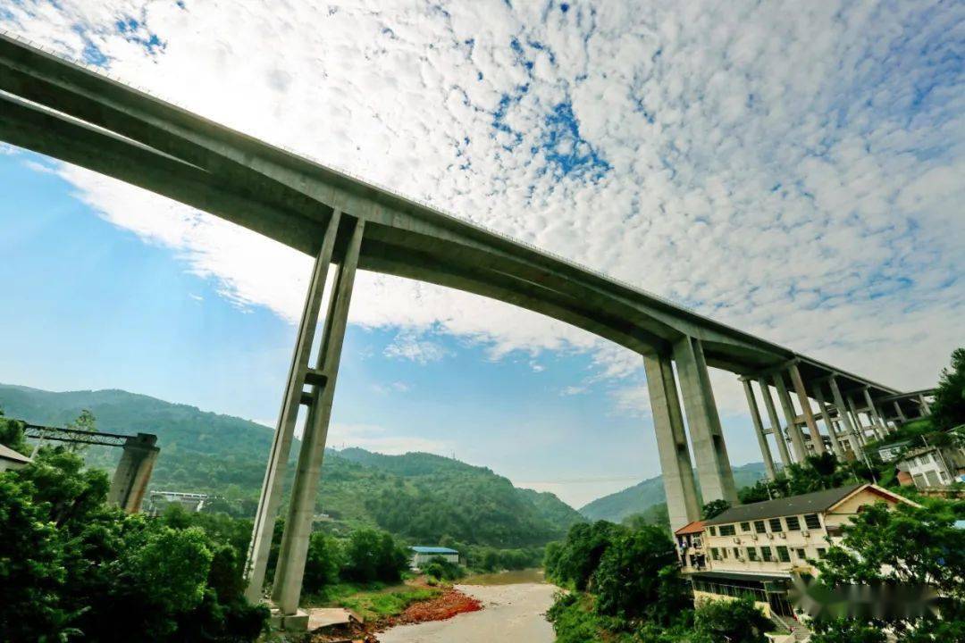 走进渝黔复线看发展丨松坎河大桥展雄姿