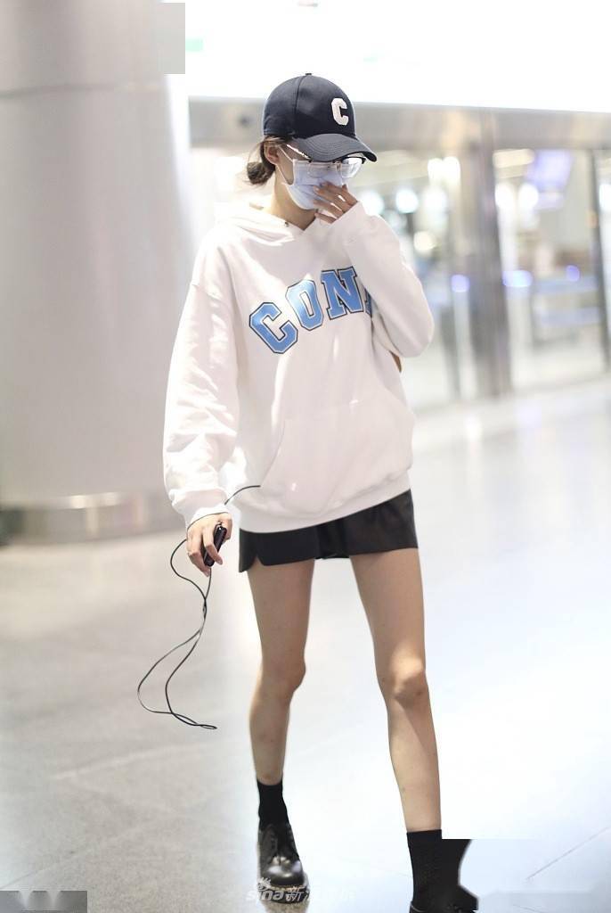 孙怡戴连帽卫衣皮短裤大秀美腿 小啾啾马尾添可爱
