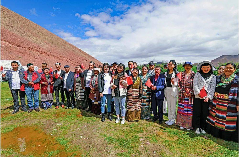 西藏阿里地區噶爾縣獅泉河鎮,當地各民族群眾歡聚一堂,共慶民族傳統