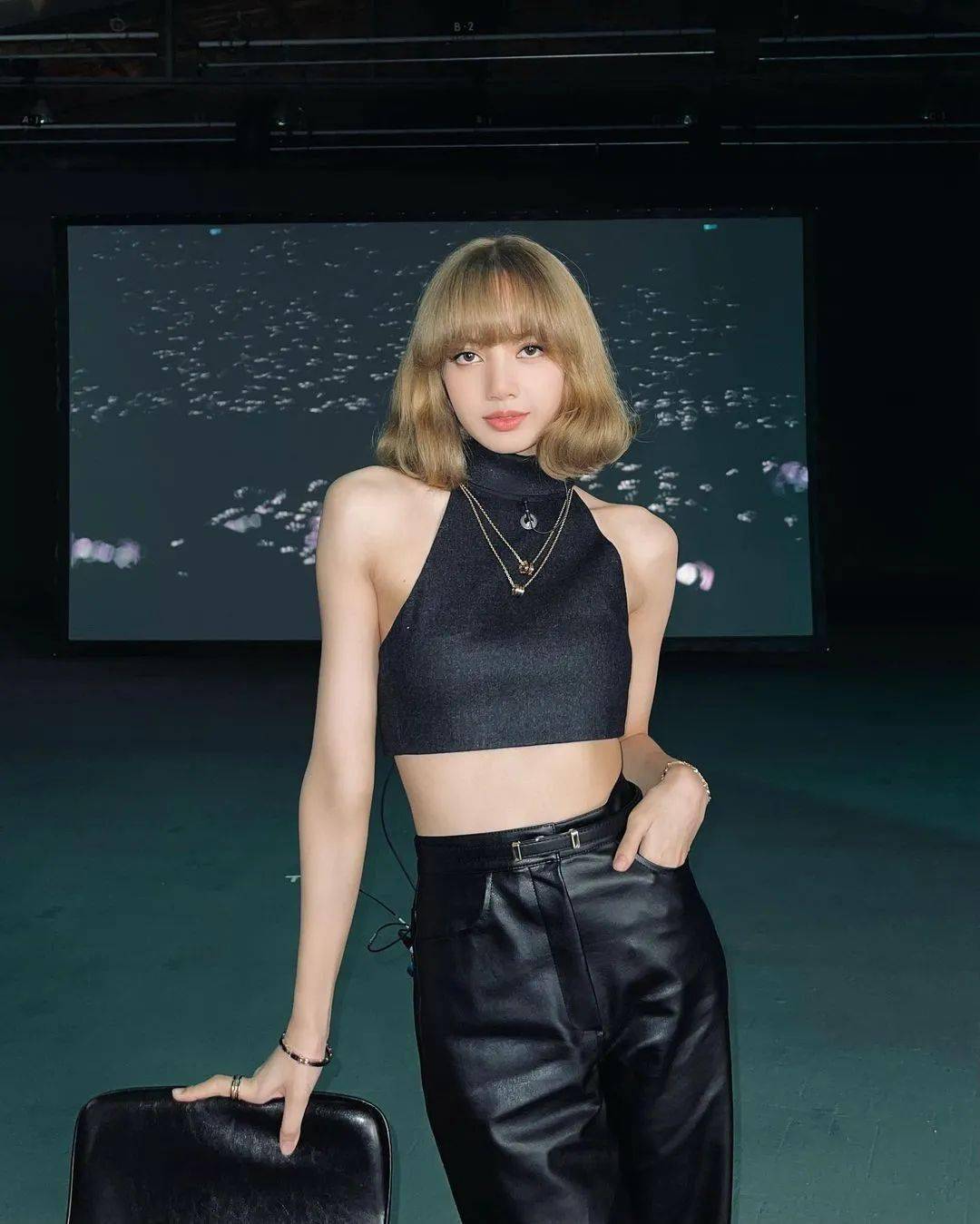 人间|LISA染回金发，人间芭比又回来了！