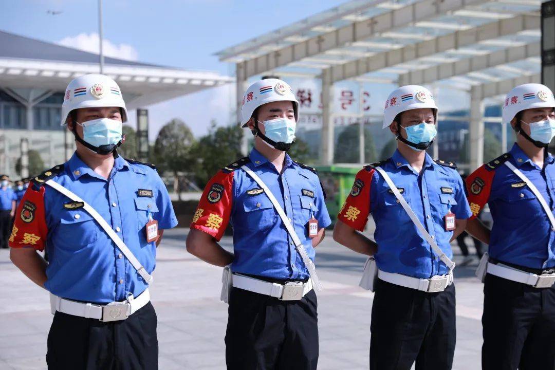 这一幕,尽显城管风采!