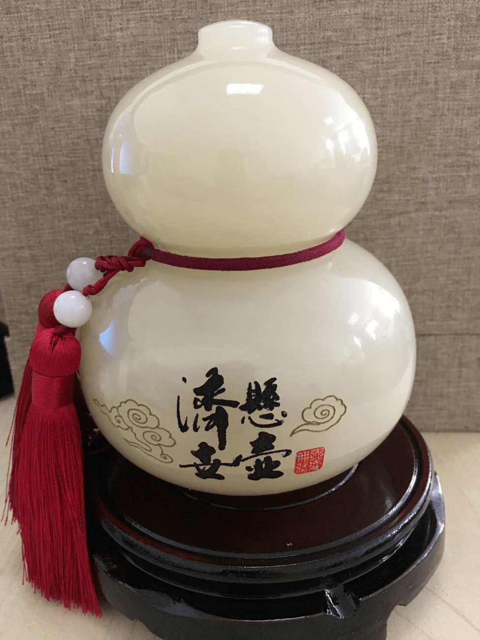 李晓红主任内心久久不能平静,打开盒子,里面是一个精美的玉葫芦摆件