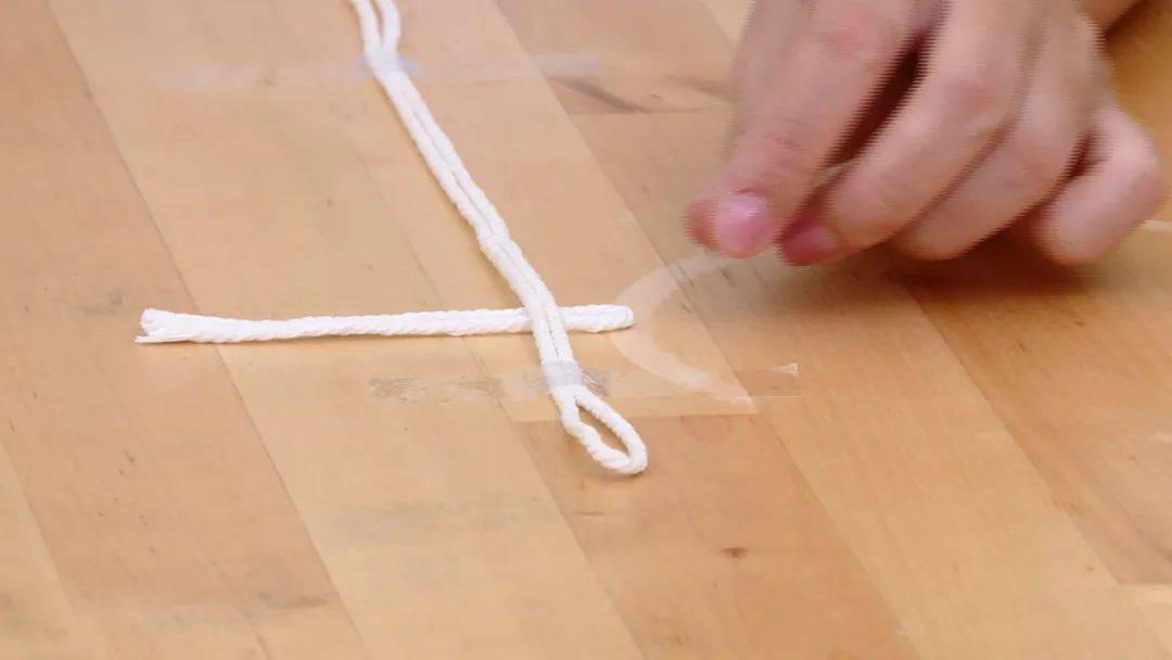 把一根棉线对折起来,放在辅助线的下面.