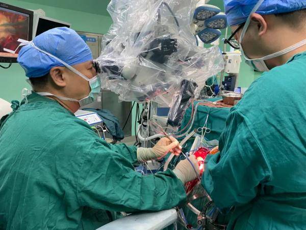 有关|头皮发麻！男子脑内取出6厘米长的活虫，只因每年都吃.....