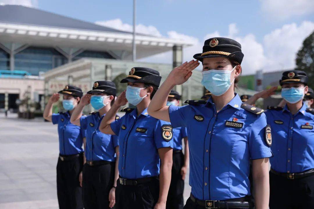 这一幕,尽显城管风采!