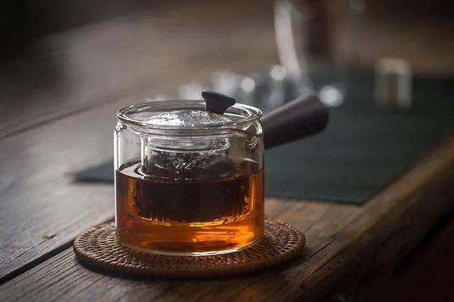 煮茶时茶叶和水的比例要适宜,茶叶不可太多,因为要