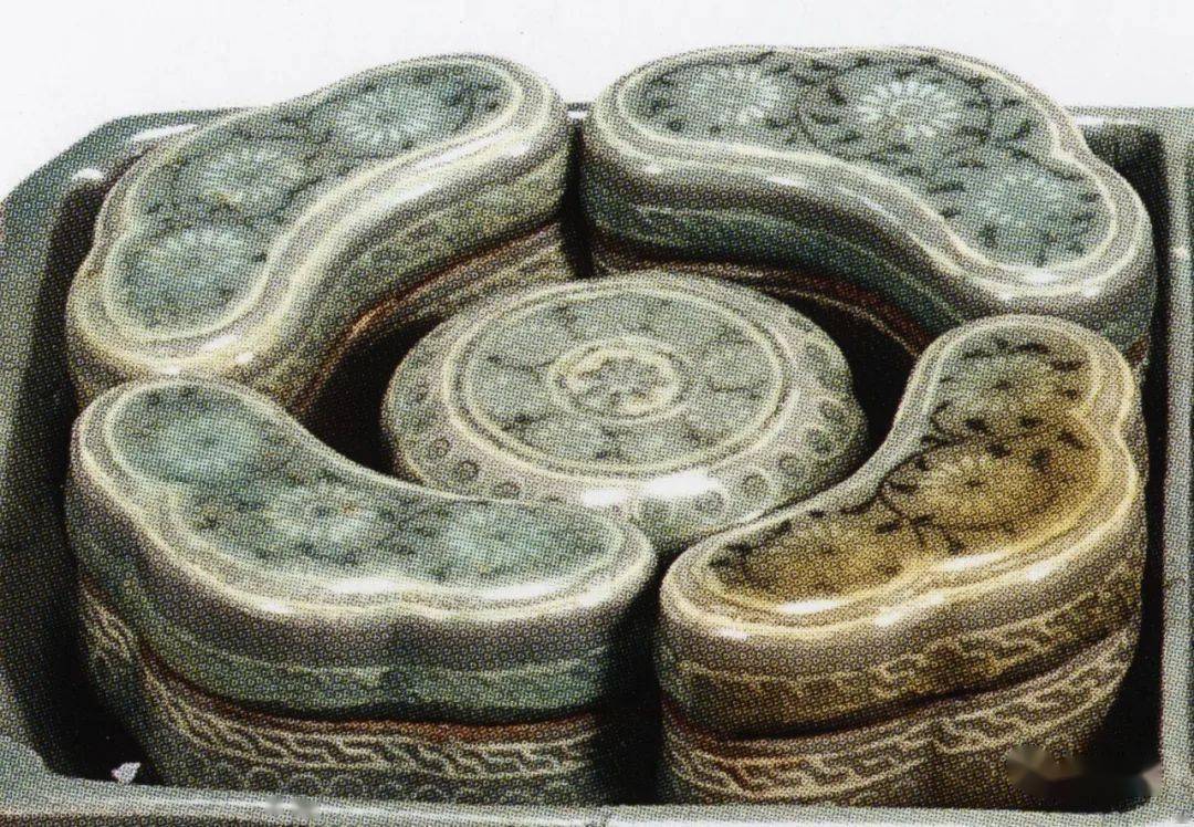 图18 12世纪高丽青瓷如意云头粉盒韩国国家博物馆藏