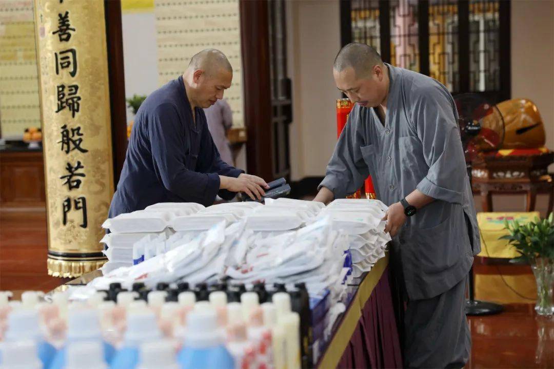摆放信众的供品师父搬来了爱兰布置坛场摆放水果将每一个碟子都仔细地