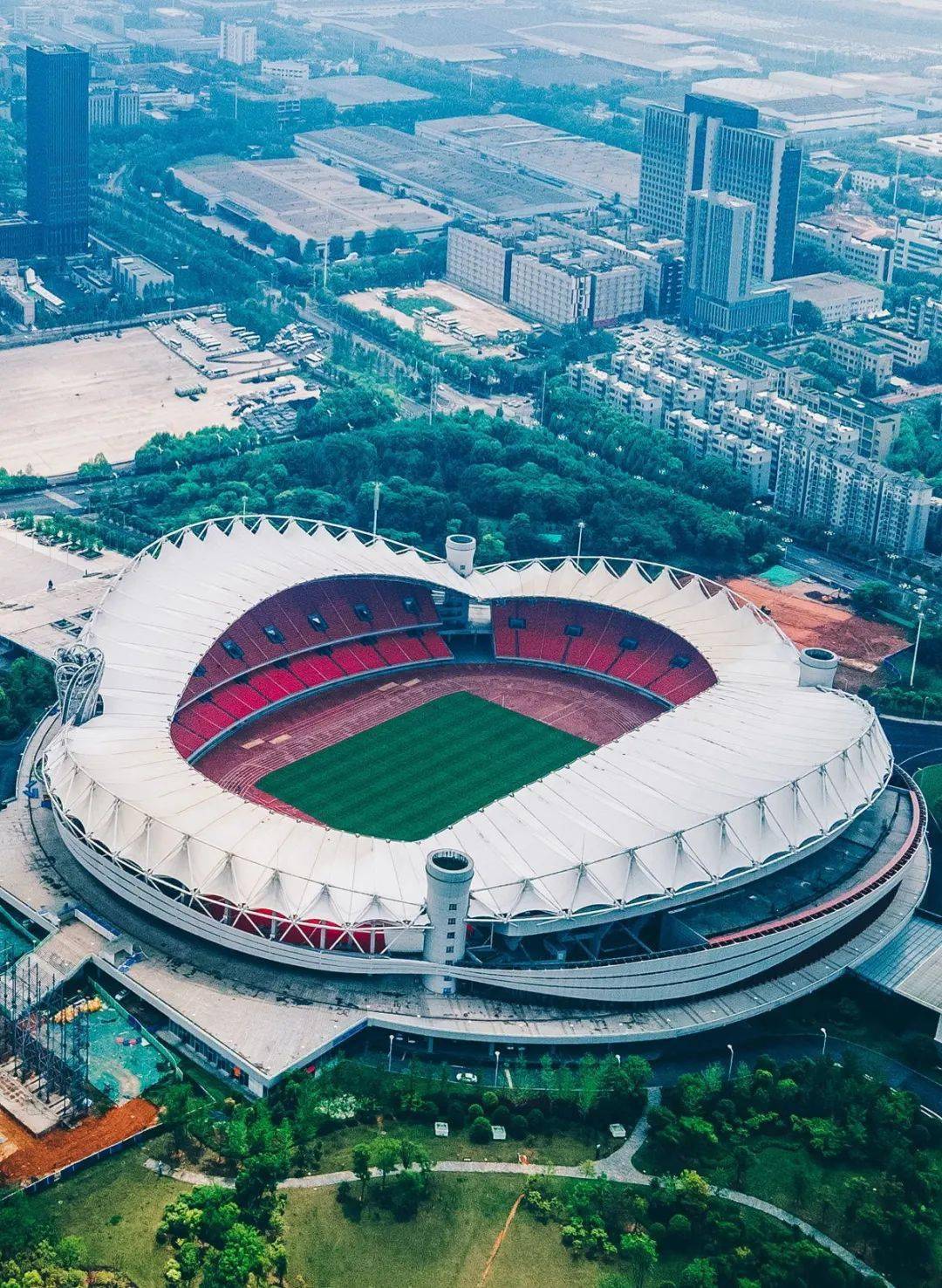 有人第一次去沌口,是为了去武汉体育中心看演唱会,参加草莓音乐节在泥