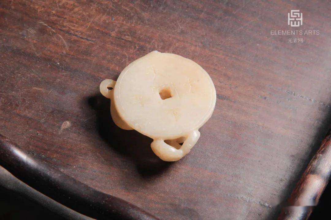 编号:7035藏品名称:明天下太平香草龙玉佩尺寸:50 x45x13毫米品相:全