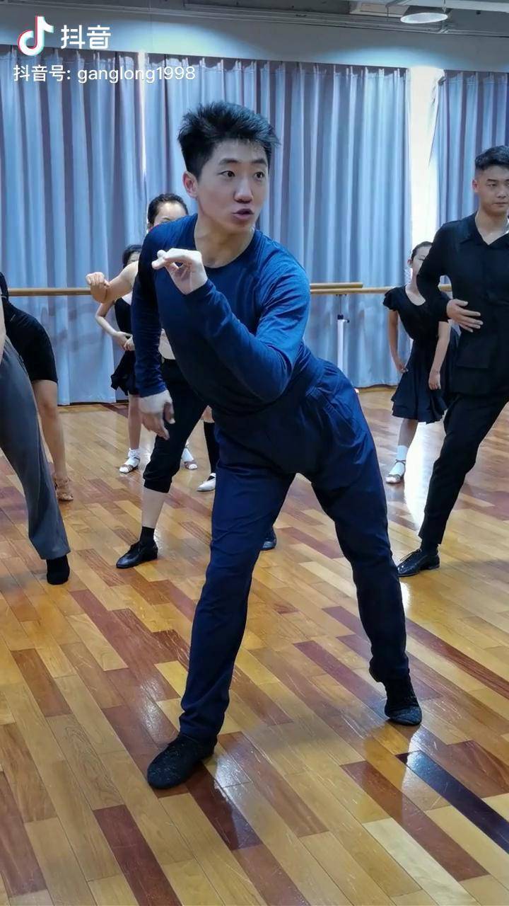 集美们墨墨男神是没机会了不过墨墨的老师曹政孙璠拉丁舞
