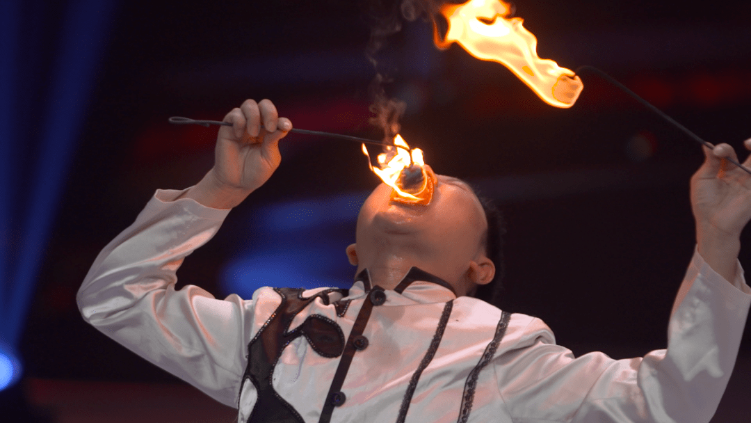 他练就一身喷火绝技仿佛一个人体打火机太神奇了