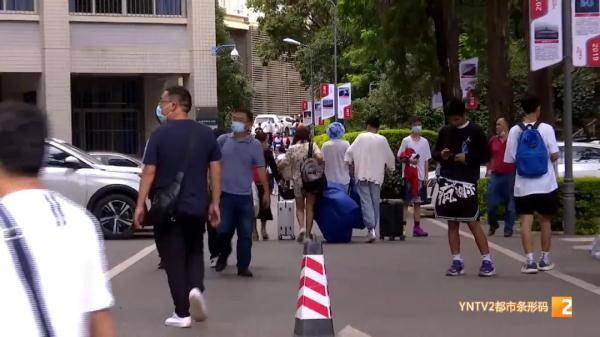 生活|“一天有三次到五次体温检测！”高中生开学报到，疫情防控要做好！