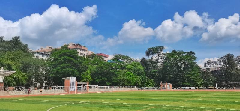 8月23日, 藍天白雲下的中山大學,烈日下依然有學子在操場跑步.