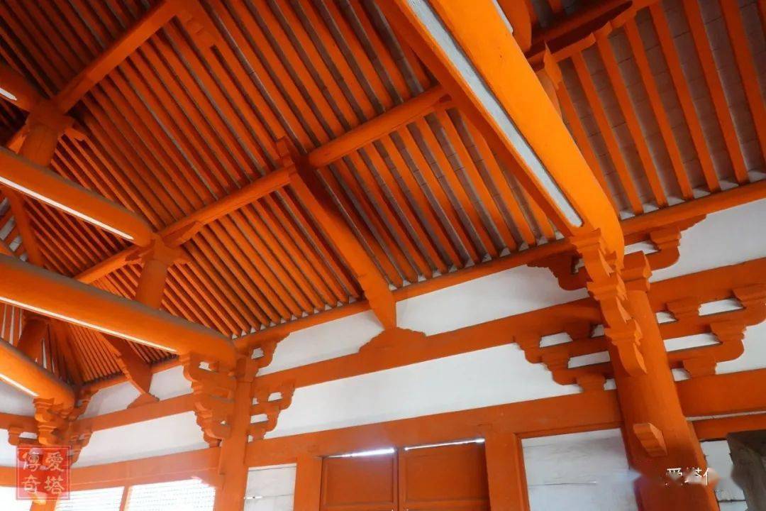 四根内柱中间为佛龛,内置立姿的阿弥陀三尊像我们常见的古建筑是枓栱