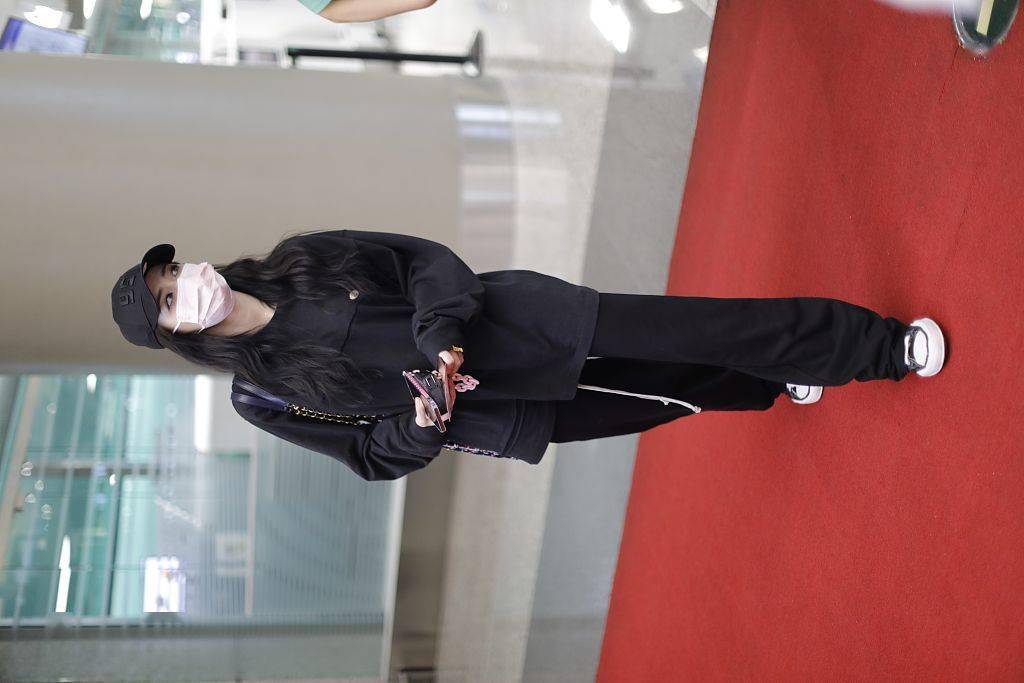 黑色|徐璐穿全黑套装又甜又飒 开心比耶和粉丝亲切互动