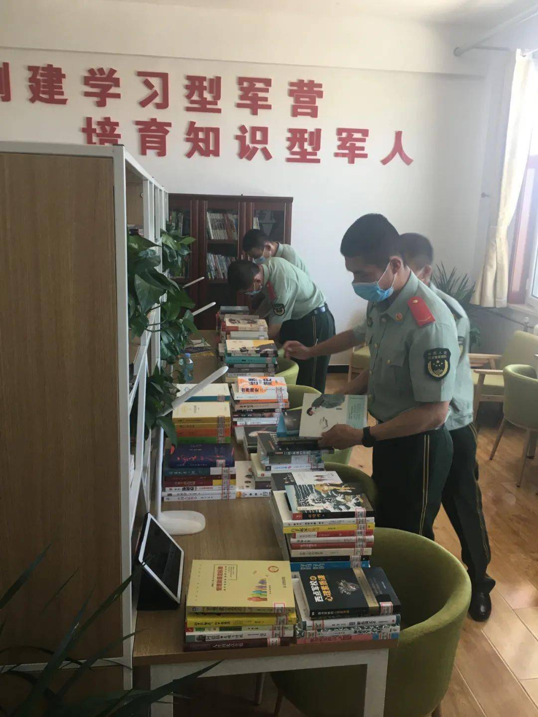 文化砺兵志书香进军营兰州新区开展推广全民阅读共建书香军营活动