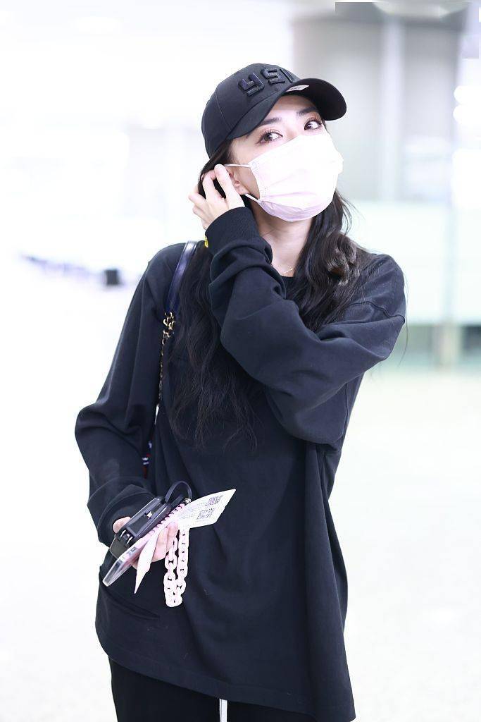 黑色|徐璐穿全黑套装又甜又飒 开心比耶和粉丝亲切互动