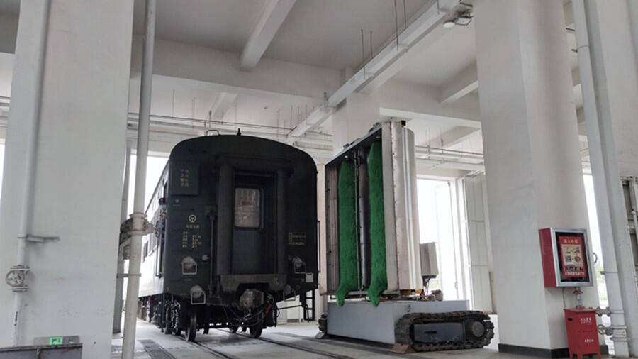 新疆铁路职工自行研制列车外皮清洗机