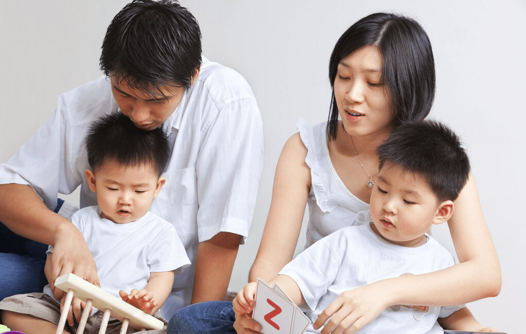 后很|许多父母不愿承认：二胎小时候是玩伴，长大后很容易变“仇人”