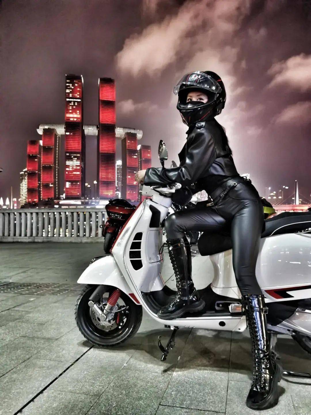1080x1920图片下载_一身黑色皮衣骑着酷炫摩托的女骑手手机壁纸图片下载_591彩信网