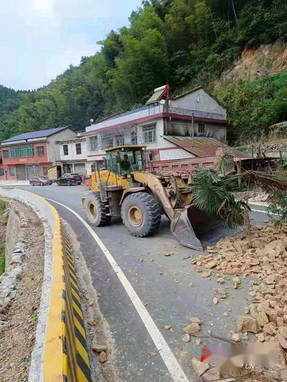 曹山鹰 邓智辉)8月22日14时许,安化县s324东坪至梅城公路k44 280滔溪