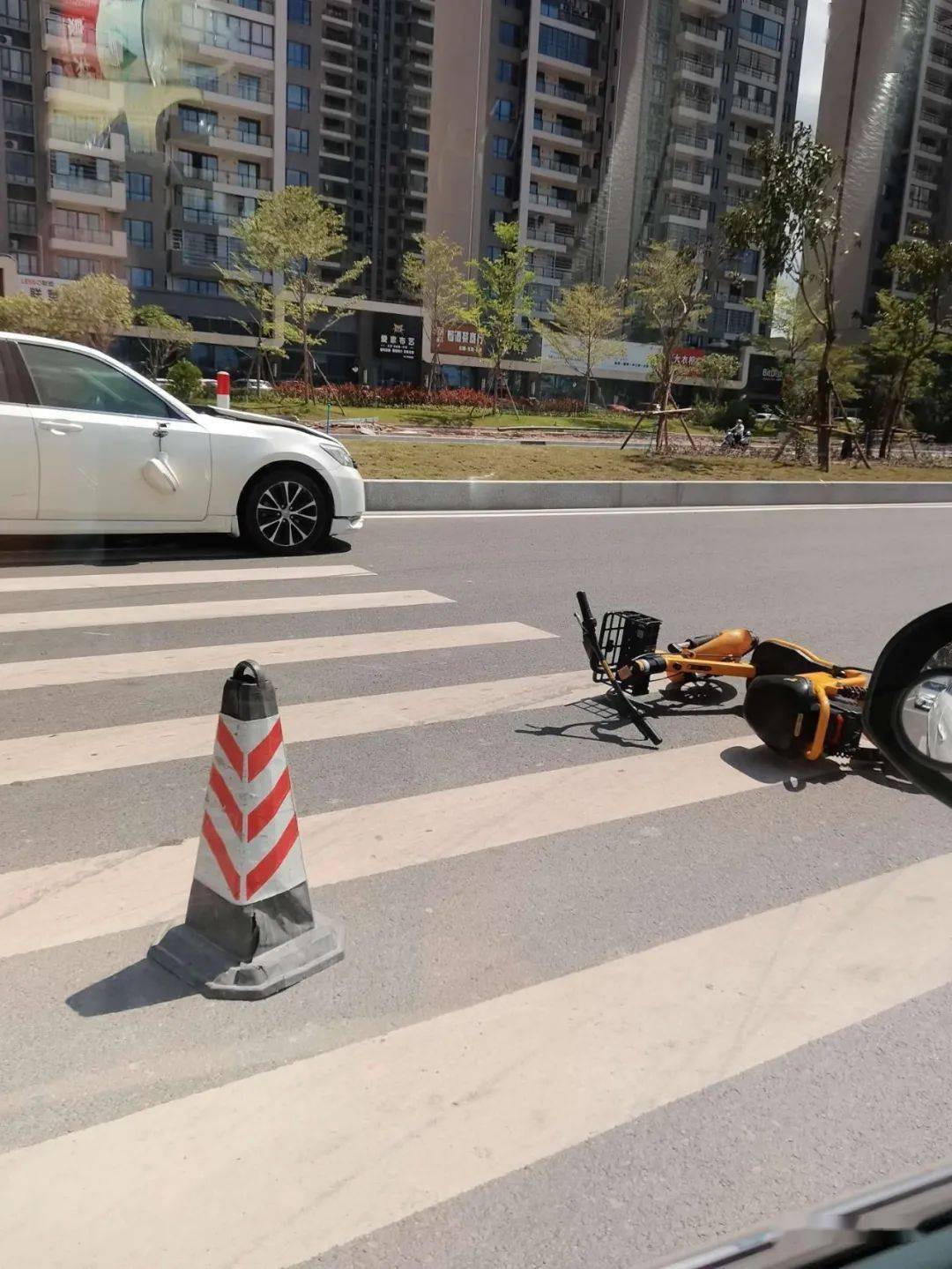 上个月,丰田皇冠对碰小黄车,根据当时网友描述,是共享单车是想从斑马