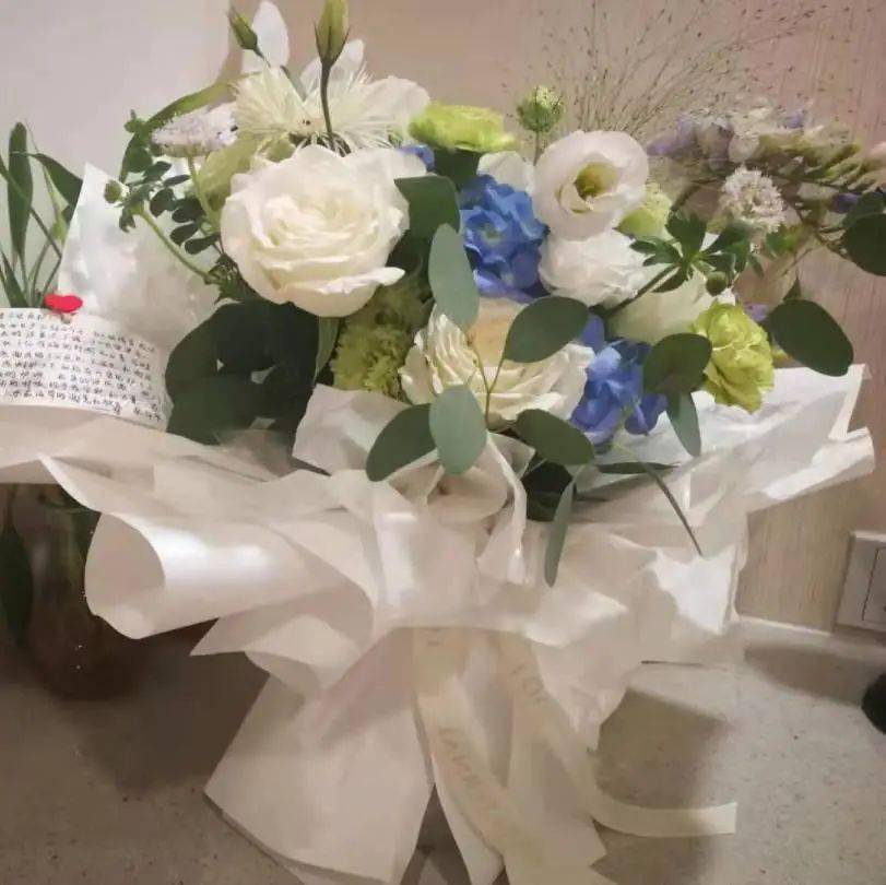 医师节这样一个特殊的日子再次来到医院,将感谢信和精心挑选的鲜花亲