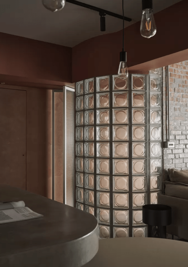 玻璃砖被玩出新花样,弧形设计做隔断,客厅隔出一半做书房