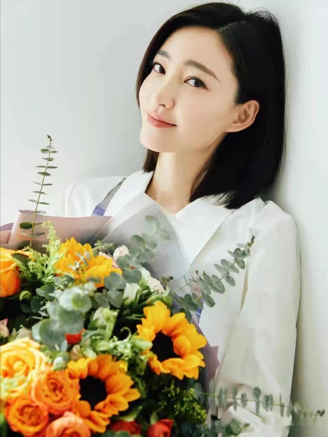 王丽坤酥指点唇芙蓉俏