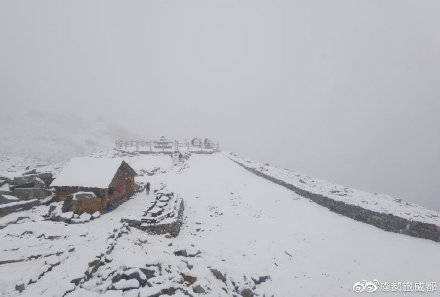 四川|达古冰川迎来初秋第一场雪