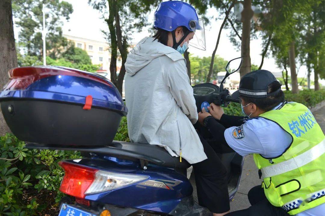 单,贴安全车贴的方式进一步加强对电动车驾驶人和围观群众普法教育