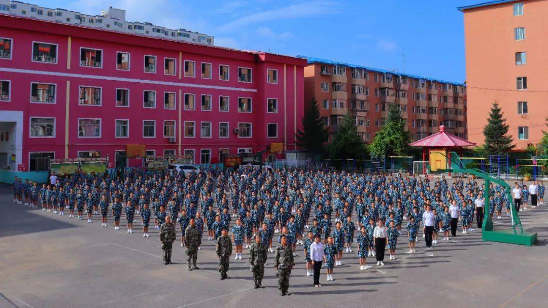 伴随着着冉冉升起的五星红旗,光华中学2021级新生军训开营仪式正式