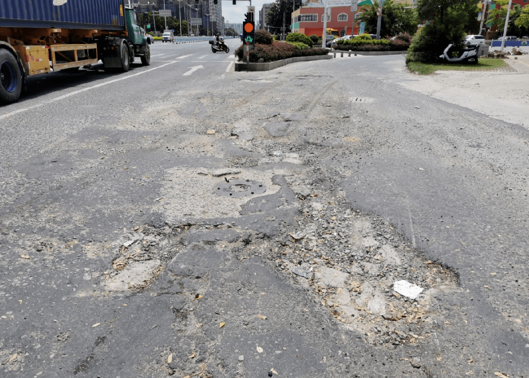 道路平整畅通是城市文明的重要体现窗口之一.