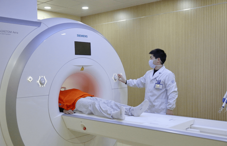 x光,ct,磁共振……做影像检查要取下身上的金属物品吗?_扫描