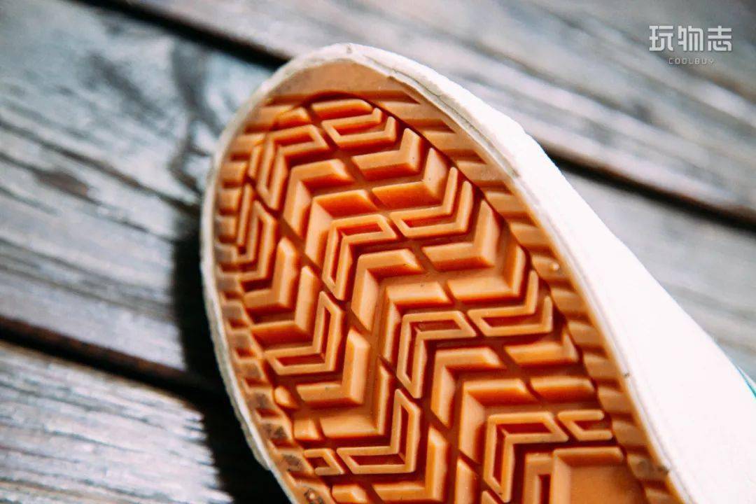 国货|这双不到 100 元的国货小白鞋,到底能有多百搭?