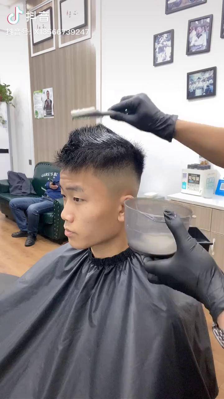 小哥哥头发特别粗硬严重沙发自然卷他说之前从来不敢留长一点的发型都