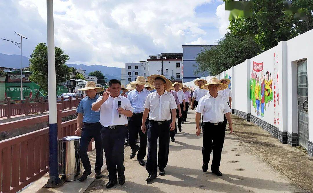 县委书记陈贤亮,县长邓小强等县四套班子领导成员及各镇各相关部门