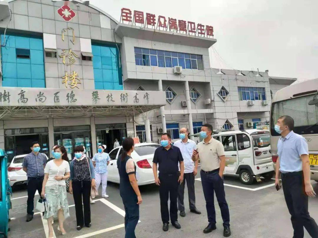 在港头镇卫生院视察在棋盘镇卫生院视察会前,巩波